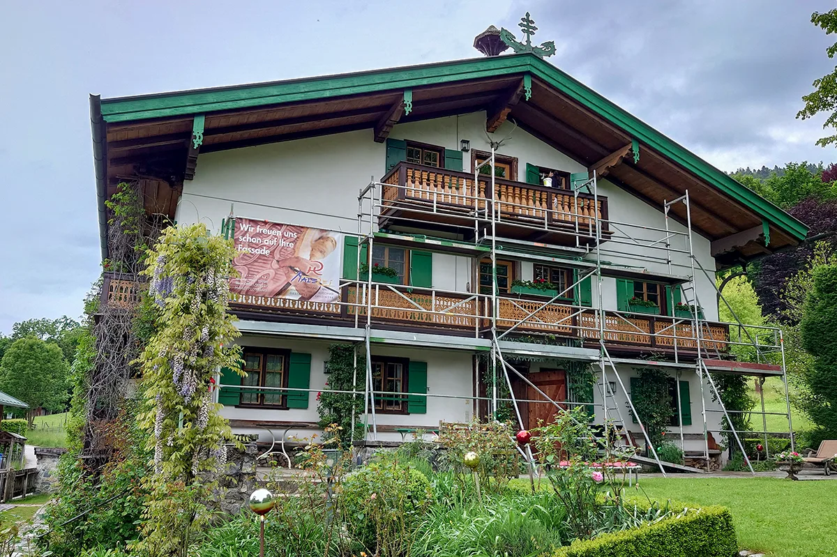 Fassade eines Bauernhauses eingerüstet