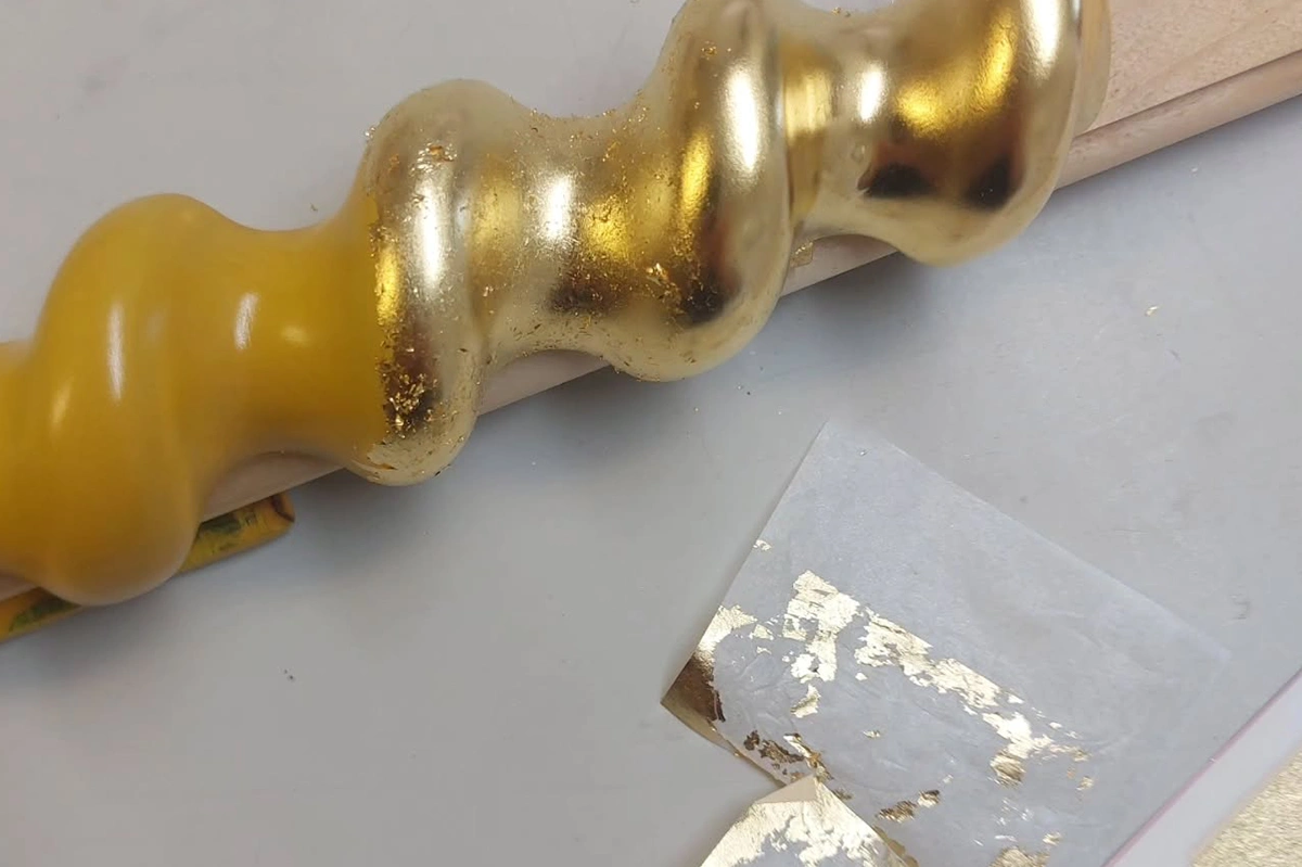 Vergolden einer gedrehten Holzsäule für eine historische Bausubstanz